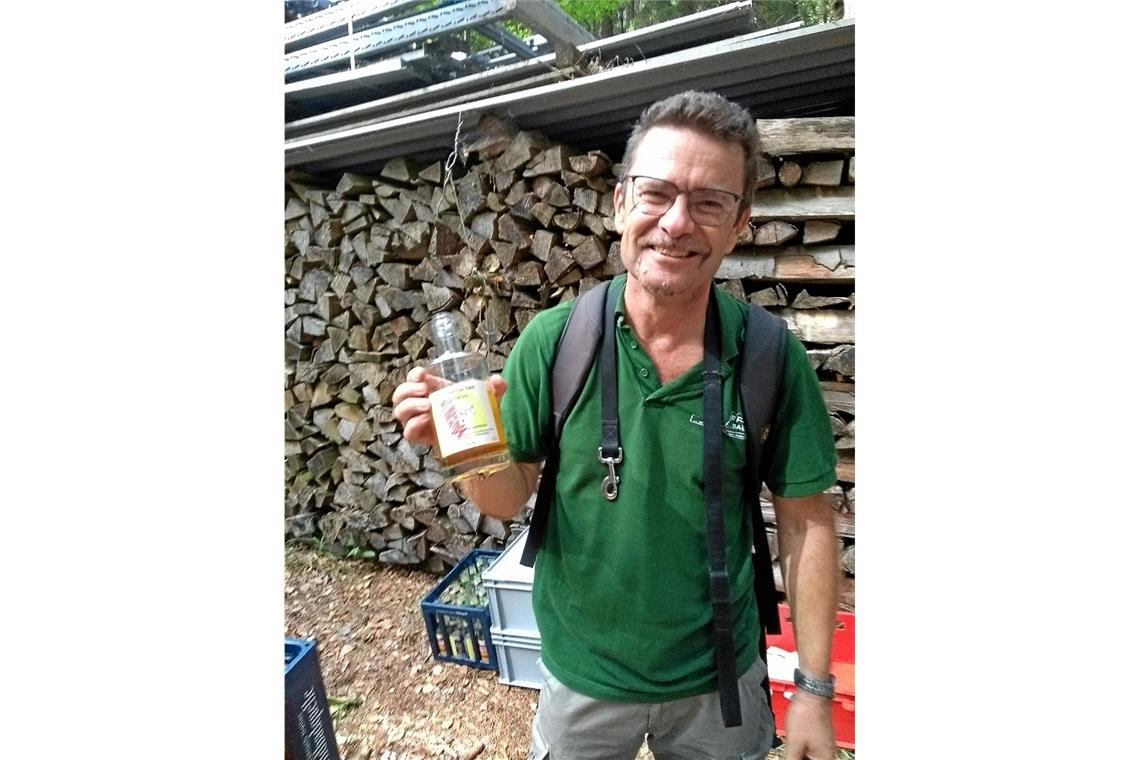 Christoph Jäger hatte in Großerlach auch Hochprozentiges im Gepäck. Foto: M. Nothstein