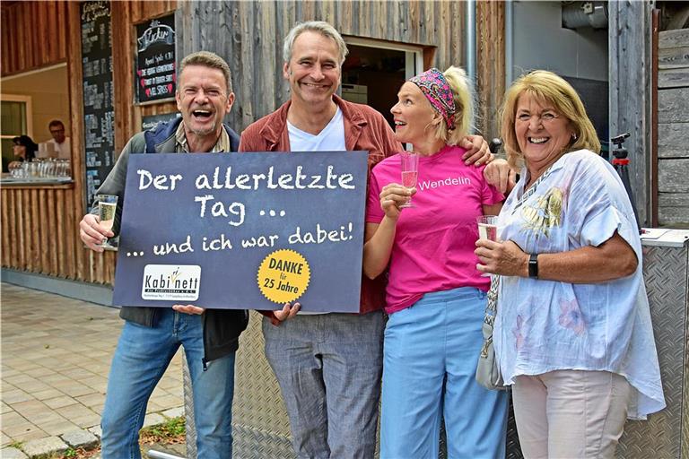 Christoph Jäger (links) und seine Frau Elke (rechts) feiern mit Thomas und Irene Weber ein letztes Mal im Kabirinett. Foto: Tobias Sellmaier