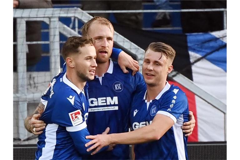 Christoph Kobald, Philipp Hofmann und Marco Thiede bejubeln den Treffer zum 4:0 durch Hofmann. Foto: Uli Deck/dpa