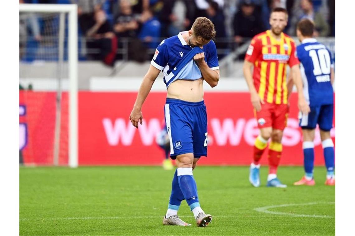 KSC als Favorit und mit Verteidiger Kobald nach Ingolstadt Christoph Kobald vom Karlsruher SC geht über den Platz. Foto: Uli Deck/dpa/Archivbild