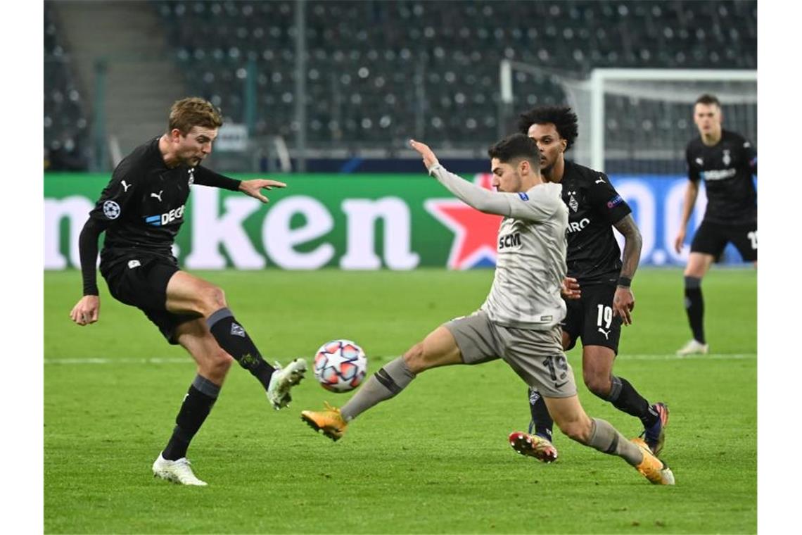 Nächste Gladbach-Gala: Stindl und Embolo gefeiert Christoph Kramer (l) im Zweikampf mit Manor Solomon. Foto: Federico Gambarini/dpa