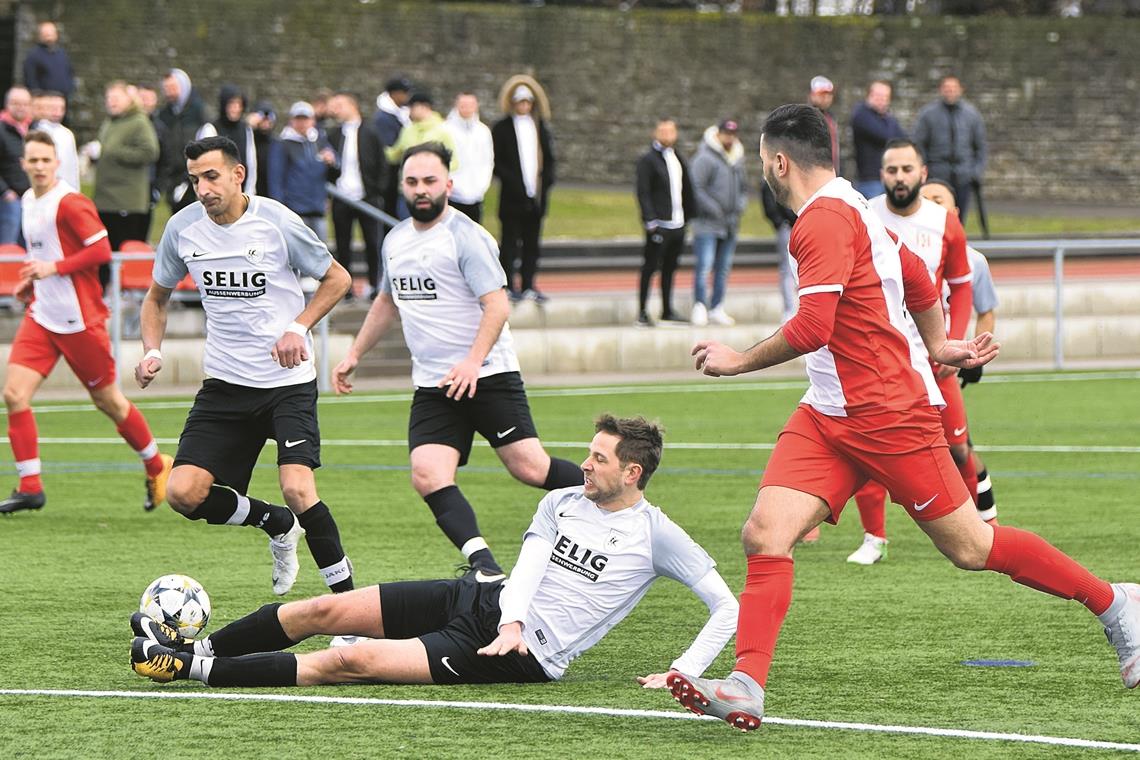 Christoph Maier (am Boden) muss mit dem SV Steinbach II in Rudersberg ran.Foto: T. Sellmaier