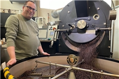 Christoph Schubert verwandelt mit seiner Röstmaschine rohe Kaffeebohnen in aromatische Muntermacher. Foto: Katharina Lehle