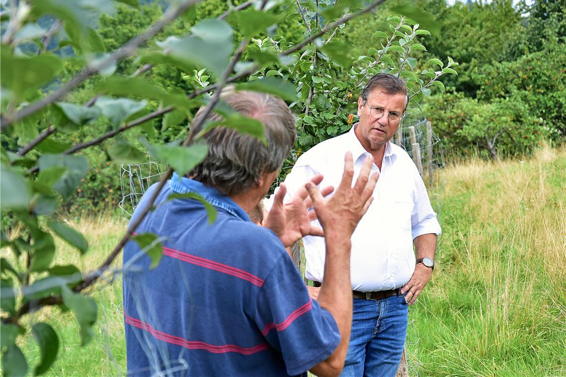 Neue Hoffnung für die Streuobstwiesen im Raum Backnang Christoph Schulz (links) erklärt Minister Peter Hauk, wie man Streuobstwiesen trotz Klimawandel erhalten kann. Fotos: Tobias Sellmaier