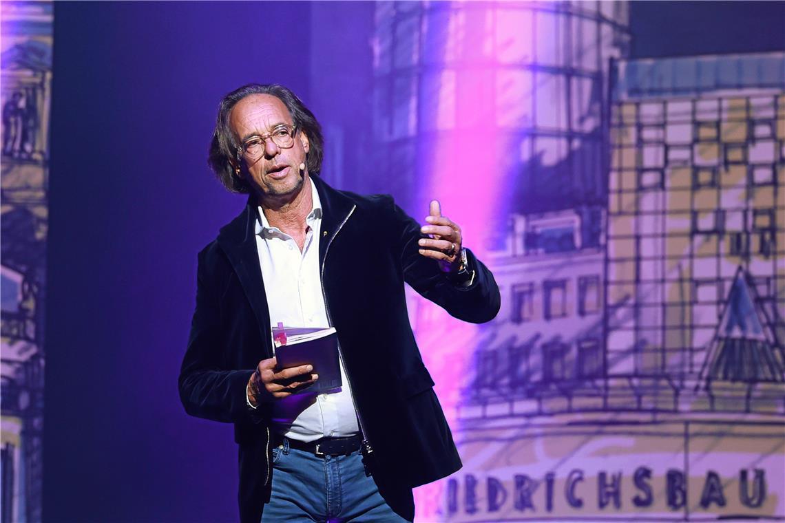 Christoph Sonntag trägt im Bürgerhaus Auszüge aus seinem neuen Buch vor. Foto: Alexander Becher