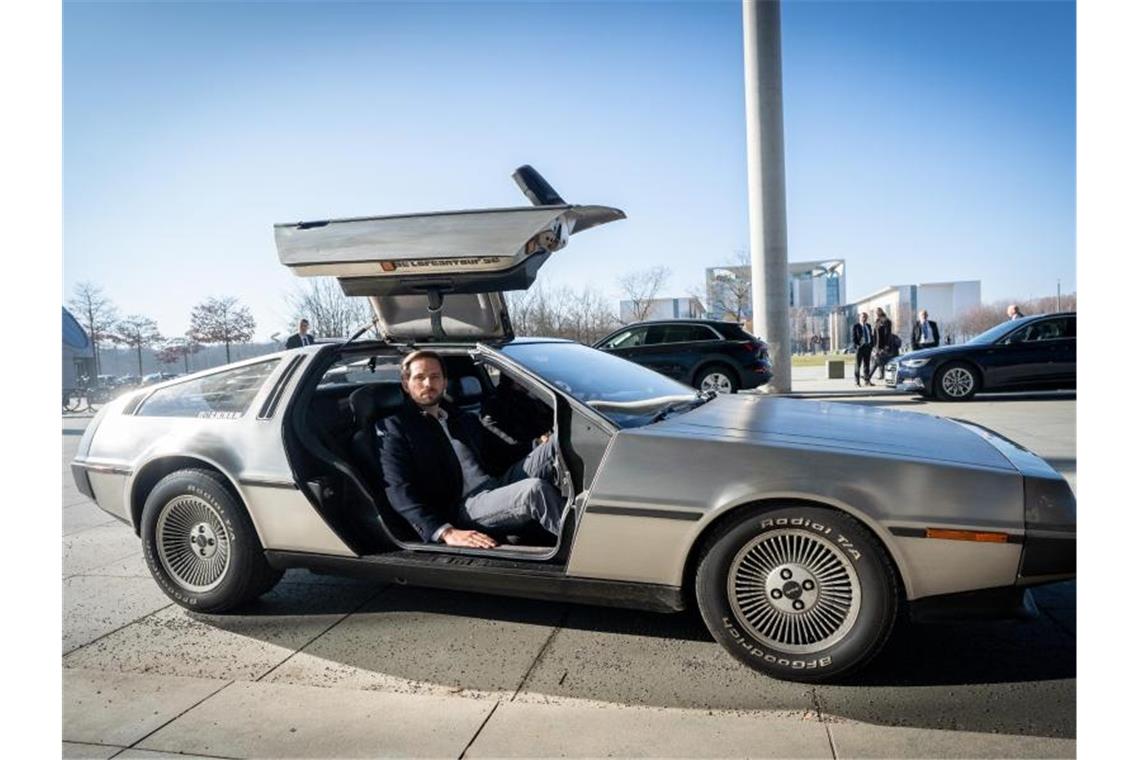 Verpasste Chance? Die Verbraucher und die Taximarkt-Reform Christoph Weigler, Deutschland-Chef Uber, steigt aus dem “Zurück in die Zukunft”-DeLorean vor dem Paul-Löbe-Haus aus. Foto: Kay Nietfeld/dpa