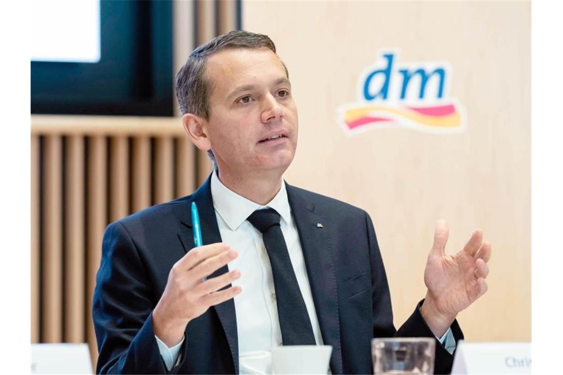 Christoph Werner, Vorsitzender der Drogeriemarktkette dm, spricht auf einer Pressekonferenz. Foto: Uli Deck/dpa/Archivbild