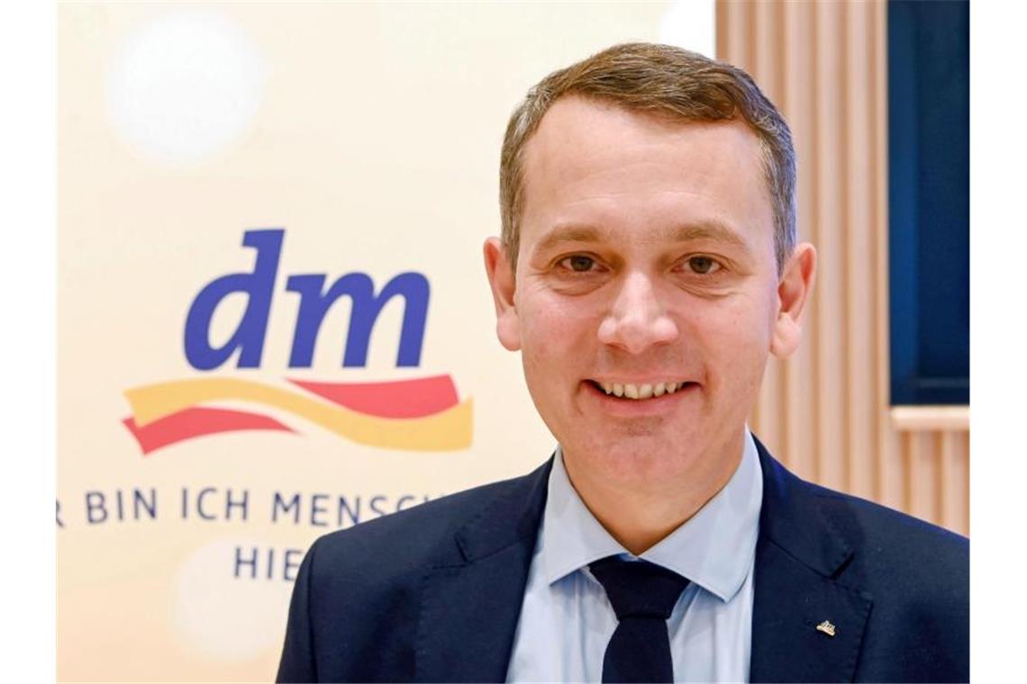 Online-Handel sei Dank: Umsatzplus bei Drogeriekette dm Christoph Werner, Vorsitzender der Geschäftsführung von dm, vor Beginn der Jahrespressekonferenz. Foto: Uli Deck/dpa