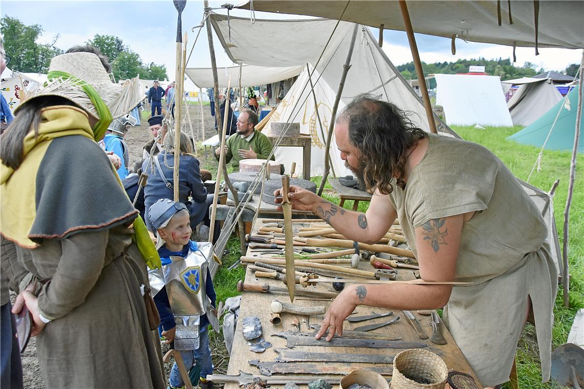 Gelebte Geschichte am Limesmarkt in Großerlach-Grab Christopher Eger (vorne) und Kevin Frank (grünes Oberteil im Hintergrund) von Manufactum Historicum vermitteln multiepochal Wissen über Handwerk, Waffen und mehr.