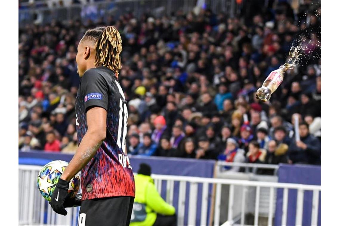 Christopher Nkunku von RB Leipzig wird mit einer fast vollen Getränkeflasche beworfen. Foto: Robert Michael/dpa-Zentralbild/dpa