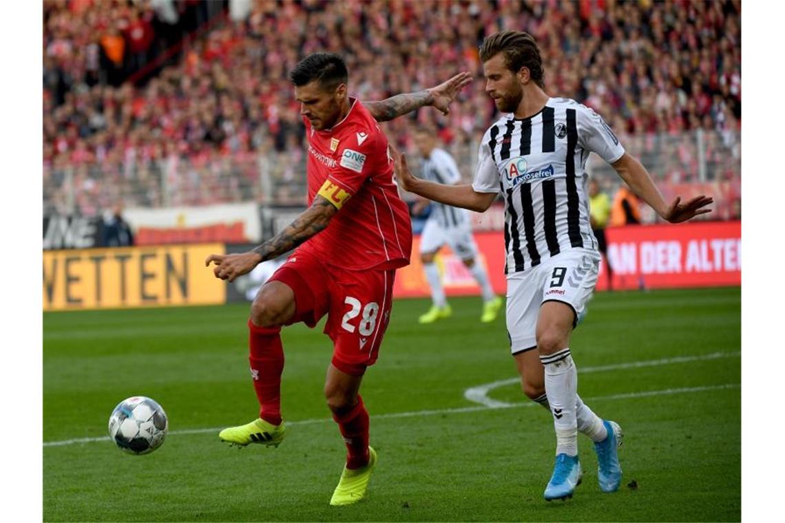 Union-Sportchef warnt: Freiburger wollen Wiedergutmachung Christopher Trimmel (l) von Union gegen Lucas Höler von Freiburg. Foto: Monika Skolimowska/zb/dpa/Archivbild
