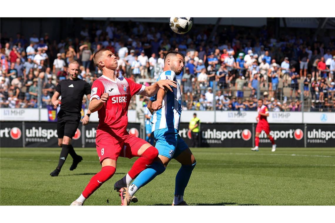 Mit zwei Gastspielern ins Turnier in Balingen? Christopher Wähling (li.) im Dress des TSV Steinbach Haiger gegen Kickers-Spieler David Tomic.
Foto: Baumann