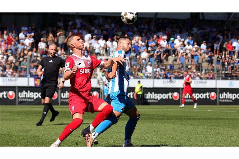Christopher Wähling (li.) im Dress des TSV Steinbach Haiger gegen Kickers-Spieler David Tomic.  
Foto: Baumann