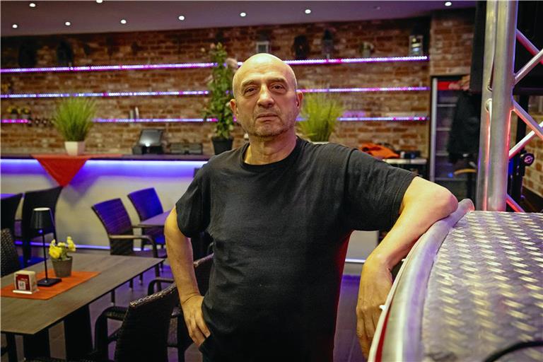 Christos „Taki“ Kiroglou ist sichtlich stolz auf das, was er mit dem Merlin in der Eberhardstraße geschaffen hat. Foto: Alexander Becher