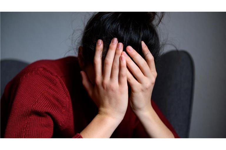 Chronischer Stress erhöht das Risiko für Rückenschmerzen deutlich. (Symbolbild)