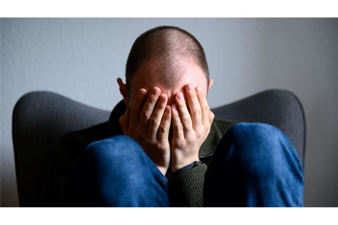 Chronischer Stress erhöht das Risiko für Rückenschmerzen deutlich. (Symbolbild)