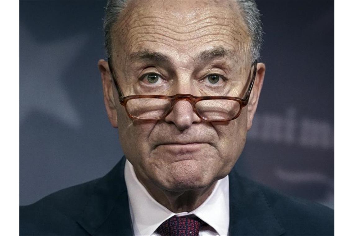 US-Demokraten legen Plan für Amtsenthebungsverfahren vor Chuck Schumer, demokratischer Minderheitsführer, im Gespräch mit Journalisten. Foto: J. Scott Applewhite/AP/dpa