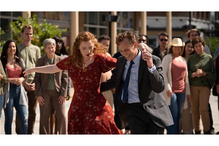 Chuck (Tom Hiddleston) tanzt im Angesicht des Todes mit Jannice (Annalise Basso) auf den Straßen. Foto: Imago/Landmark