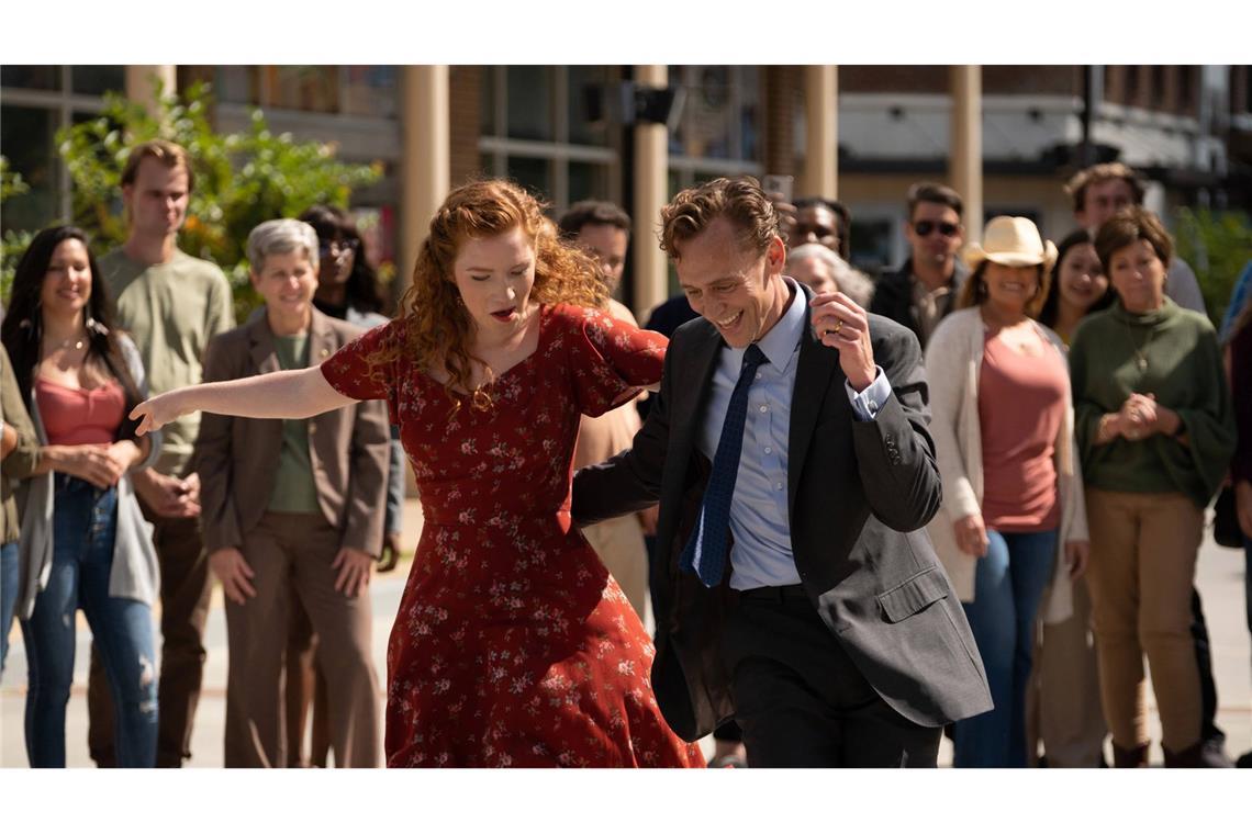 Chuck (Tom Hiddleston) tanzt im Angesicht des Todes mit Jannice (Annalise Basso) auf den Straßen. Foto: Imago/Landmark