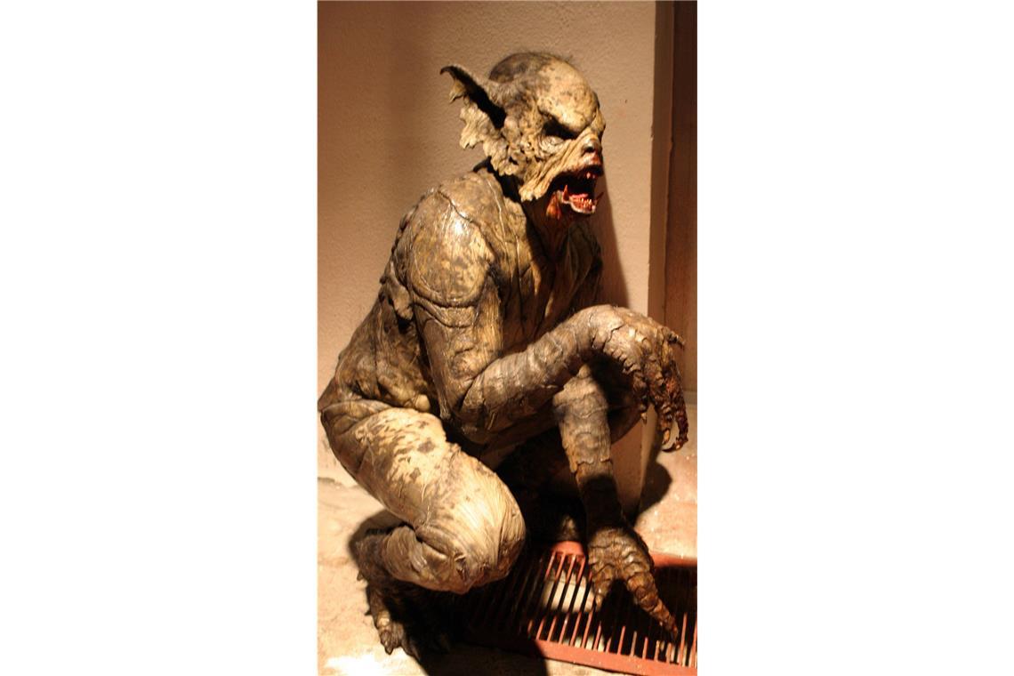 Was sich bei Halloween rumtreibt Chupacabra: Der „Ziegensauger“ (spanisch: „chupar“/saugen und „cabra“/Ziege) ist ein modernes Fabelwesen, das Ziegen und Schafen die Kehle aufschlitzt und anschließend deren Blut aussaugt. Die ersten Berichte stammen aus Puerto Rico. Inzwischen gibt es in ganz Süd- und Mittelamerika sowie im Süden der USA Berichte über diese Spezies der Vampirhunde.