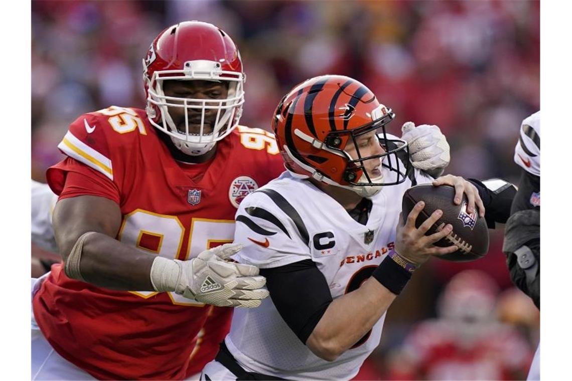 Überraschender Sieg bei den Chiefs: Bengals im Super Bowl Cincinnati Bengals-Quarterback Joe Burrow (9) durchbricht einen Tackle-Versuch von Kansas City Chiefs-Defensive End Chris Jones (95) während der zweiten Halbzeit. Foto: Eric Gay/AP/dpa