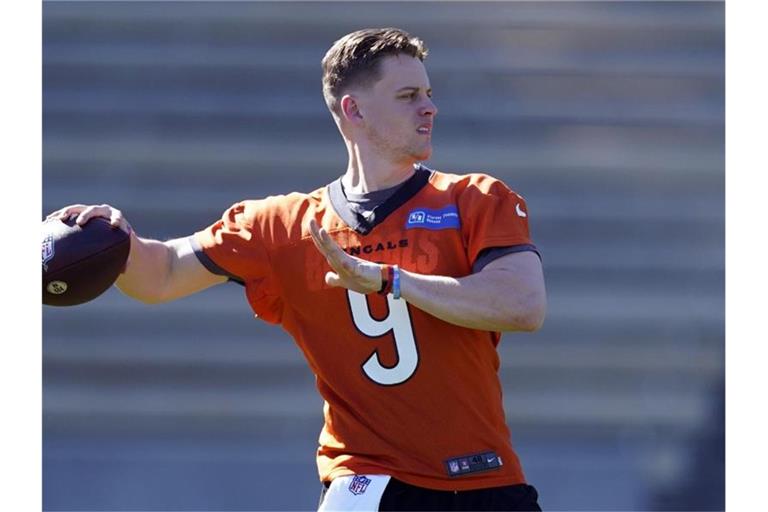 Cincinnati Bengals-Quarterback Joe Burrow wärmt sich während des Trainings auf. Foto: Marcio Jose Sanchez/AP/dpa