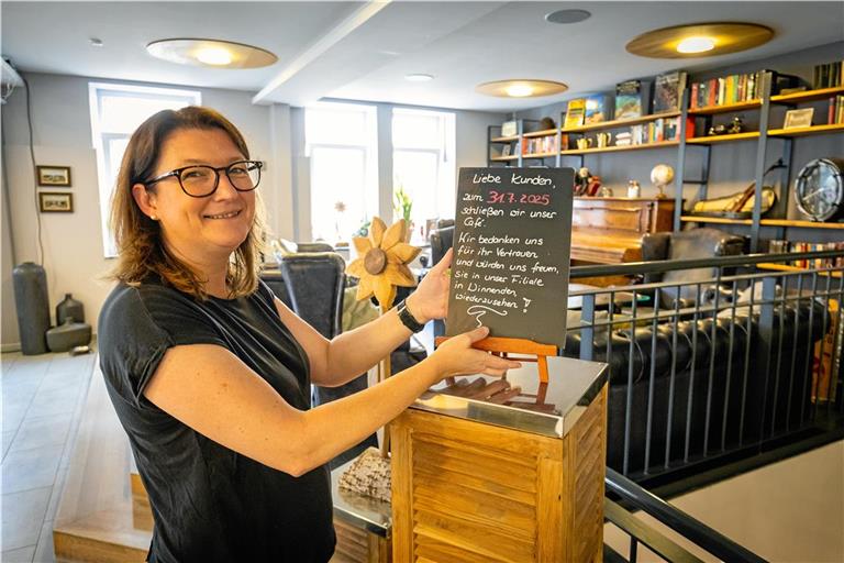 Cindy Schubert, Inhaberin des Explorer Coffees, bedankt sich für das Vertrauen der Gäste in den letzten viereinhalb Jahren. Foto: Alexander Becher