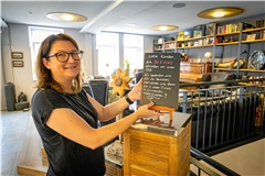 Cindy Schubert, Inhaberin des Explorer Coffees, bedankt sich für das Vertrauen der Gäste in den letzten viereinhalb Jahren. Foto: Alexander Becher