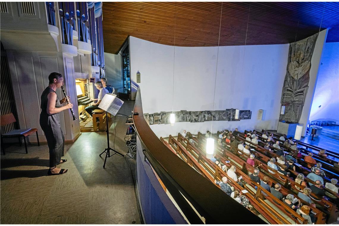 Klarinette und Orgel frohlocken in Backnang zur blauen Stunde Cindy Velz (Klarinette) und Reiner Schulte (Orgel) spielen zur blauen Stunde in der Backnanger Christkönigskirche. Foto: Alexander Becher