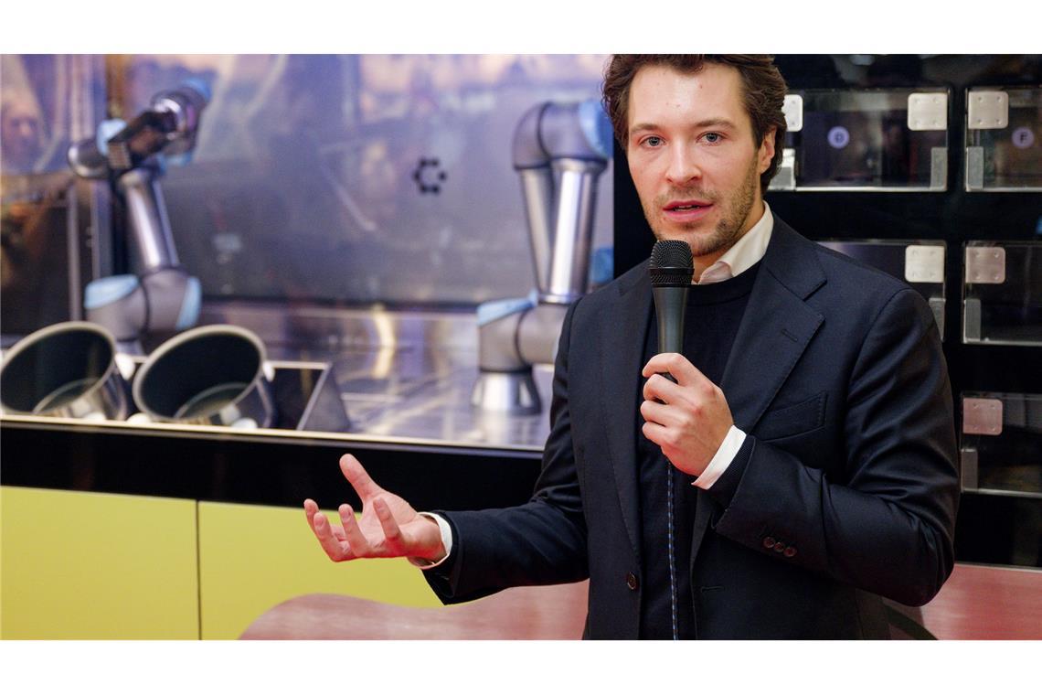 Circus-Gründer Bullwinkel spricht bei der Vorstellung des Kochroboters CA-1 in einem Rewe-Markt. (Archivbild)