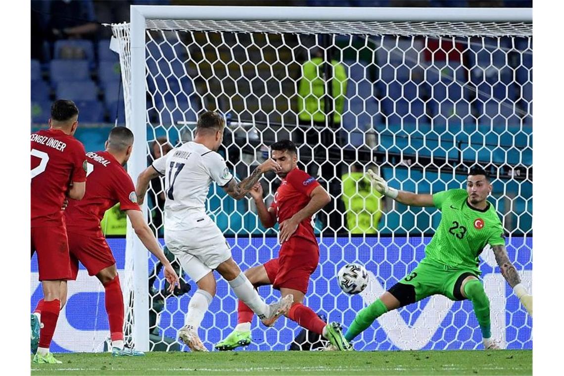 Ciro Immobile (M) sorgte mit seinem Tor zum 2:0 für die Vorentscheidung beim Auftaktsieg Italiens gegen die Türkei. Foto: Ettore Ferrari/EPA Pool/AP/dpa