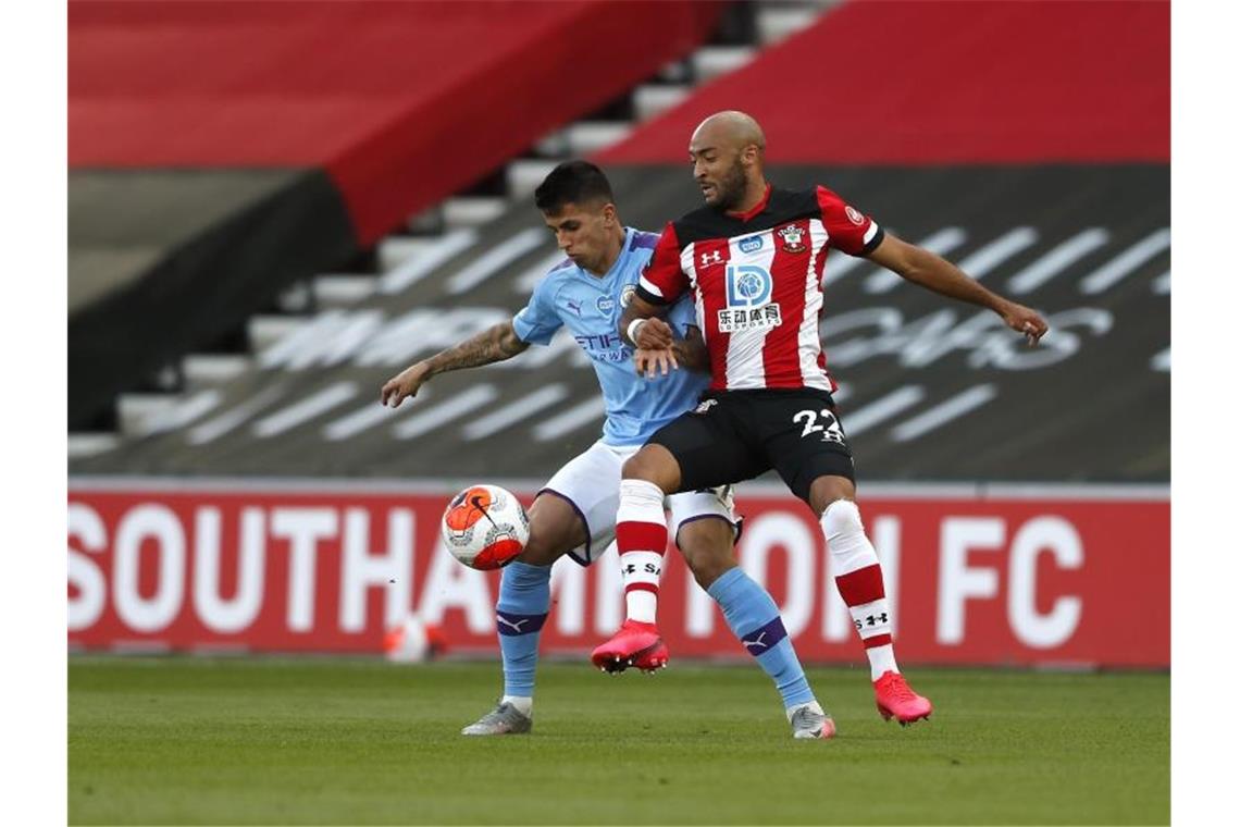 City-Profi Joao Cancelo (l) im Zweikampf mit Nathan Redmond vom FC Southampton. Foto: Frank Augstein/Nmc Pool/PA Wire/dpa