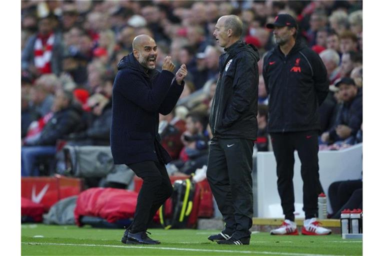 City-Trainer Pep Guardiola (l) war begeistert nach dem 2:2 in Liverpool. Foto: Peter Byrne/PA/AP/dpa
