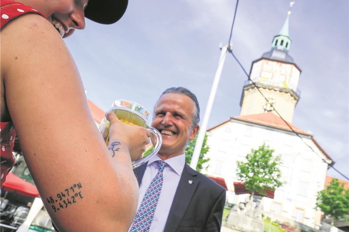 Clara Köngeter hat ein Tattoo mit Backnangs Koordinaten. Das gefällt OB Frank Nopper.