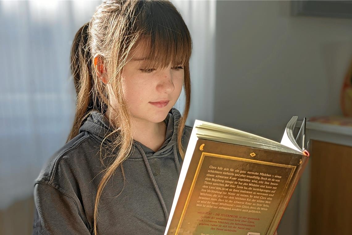 Tierische Abenteuer – gekonnt inszeniert Clara Luise Dreyer hat sich für den Wettbewerb eine Szene aus dem Buch „Wildhexe – Die Feuerprobe“ ausgesucht, das ebenfalls von einer Clara und einer verhängnisvollen Begegnung mit einem schwarzen Kater erzählt. Die Spannung der Passage hat sie mit ihrer Gestaltung gekonnt unterstrichen und rübergebracht. Foto: privat