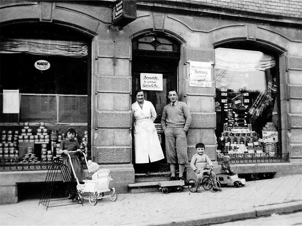 Clara und Heinrich Bielefeld vor ihrem Konsumladen, im Vordergrund Sohn Harry.