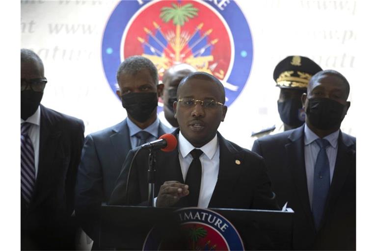 Claude Joseph, Übergangs-Premierminister in Haiti, spricht während einer Pressekonferenz. Foto: Joseph Odelyn/AP/dpa