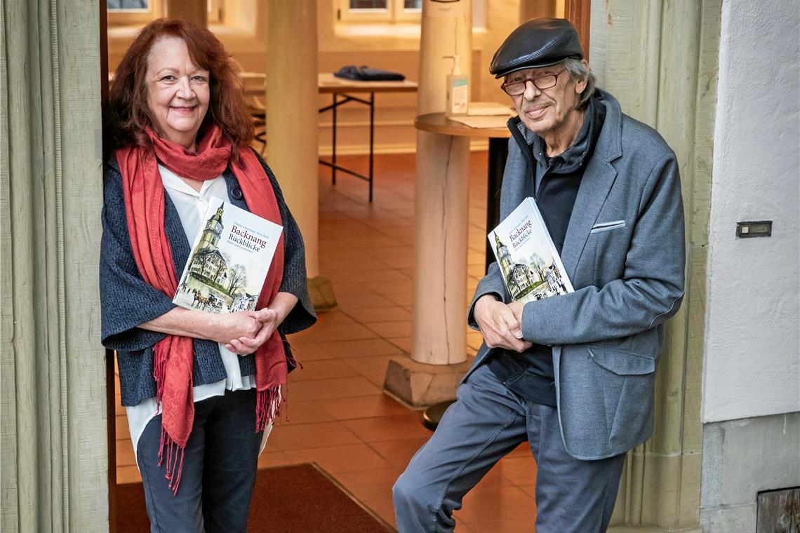 Claudia Ackermann und Peter Wolf bei der Präsentation ihres Backnang-Buchs im Helferhaus. Foto: A. Becher