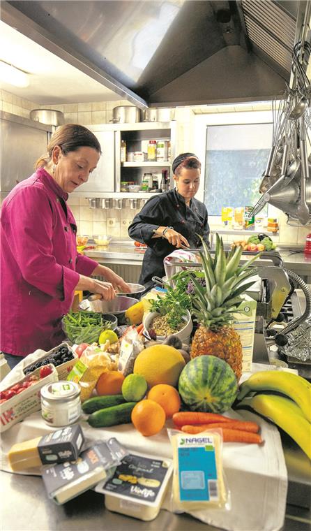 Claudia Bihlmaier und ihre Tochter Lea bereiten die Speisen für den Mittagstisch vor. In der veganen Küche kommen nur pflanzliche Produkte zum Einsatz. Foto: A. Becher
