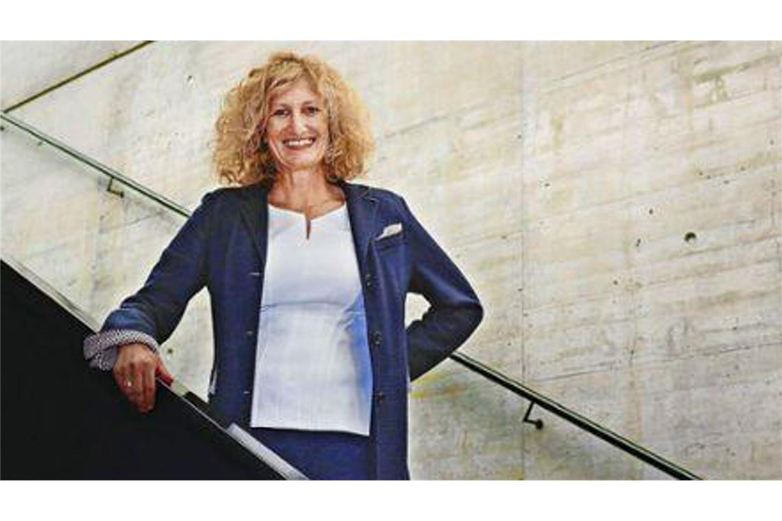 Neues im Uno Art Space, Claudia Emmert erklärt die Triennale Claudia Emmert, Direktorin des Zeppelin-Museums, lenkt die 16. Triennale Kleinplastik in Fellbach