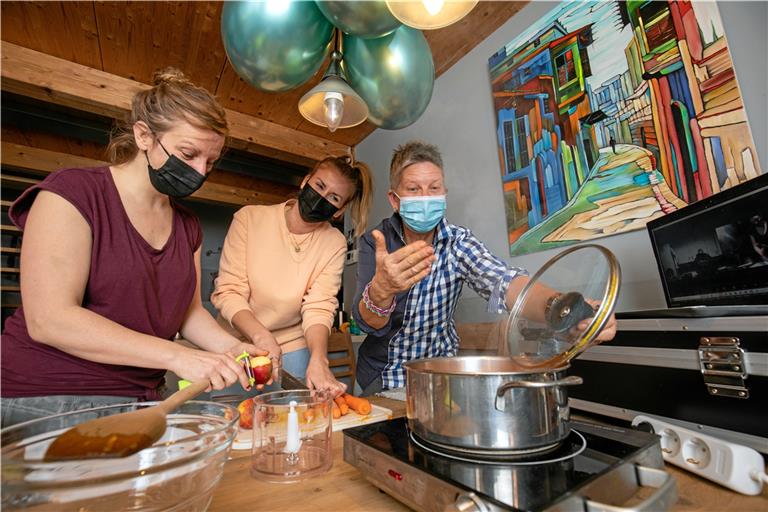 Claudia Fischer, Hanny Volentir und Silke Müller-Zimmermann machen es vor, die Teilnehmer an den Bildschirmen machten von zu Hause aus mit: Beim Workshop von „Prima Klima“ stand klimafreundliches Kochen im Vordergrund. Foto: A. Becher