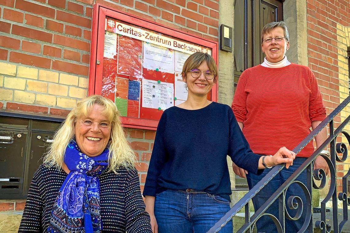 Claudia Kuhn (links), Vorsitzende des Kreuzbunds Backnang, Stefanie Artelt (Mitte), Leitung des Fachbereichs Suchthilfen der Caritas in Backnang, und Ute Reiser, Caritas-Mitarbeiterin, bieten Menschen mit einer Sucht und deren Angehörigen Unterstützung an. Foto: A. Becher