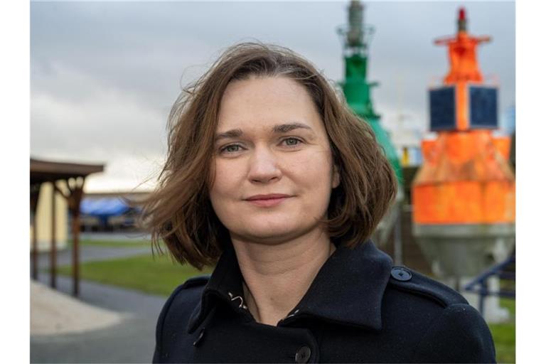Claudia Müller im Hafen von Stralsund. Foto: Stefan Sauer/dpa