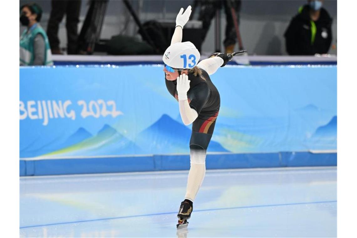 Das deutsche Olympia-Zeugnis Claudia Pechstein verabschiedete sich von ihren achten Olympischen Spielen. Foto: Peter Kneffel/dpa