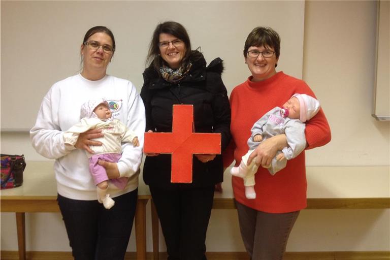 Claudia Schietinger (von links), Heidrun Hellmuth und Stephanie Falker-Sing vom DRK Rems-Murr organisieren die Kurse und stehen den Babysittern beratend zur Seite.