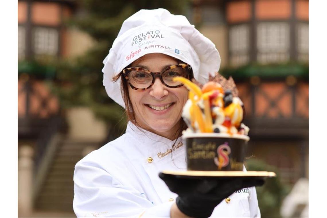 Deutsche Kreationen bei Eis-WM angetreten Claudia Trotta steht mit einer Eiskreation auf dem Marktplatz. Foto: Matthias Bein/dpa-Zentralbild/dpa/Archivbild