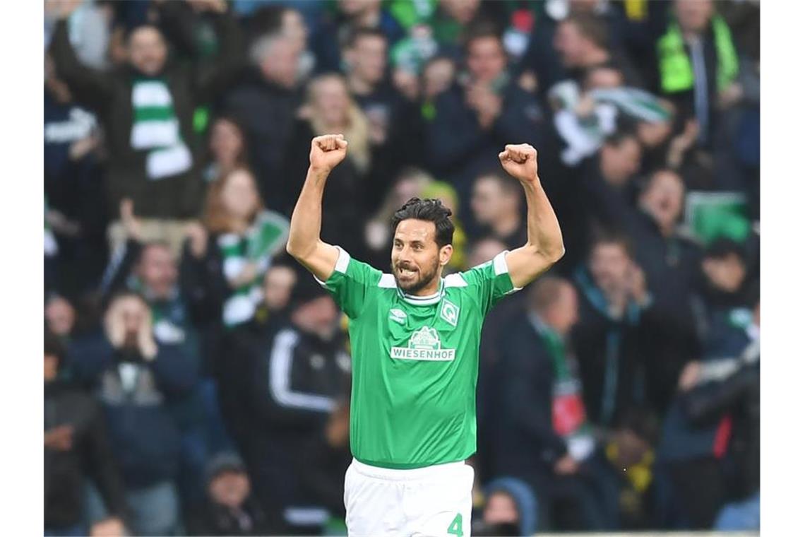 Pizarro, Götze & Co.: Stille Abschiede der Bundesliga Claudio Pizarro verlässt mit 197 Treffern als zweitbester ausländischer Torschütze die Bundesliga. Foto: Carmen Jaspersen/dpa