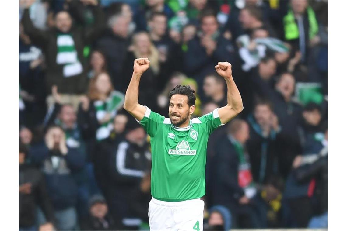 Claudio Pizarro verlässt mit 197 Treffern als zweitbester ausländischer Torschütze die Bundesliga. Foto: Carmen Jaspersen/dpa