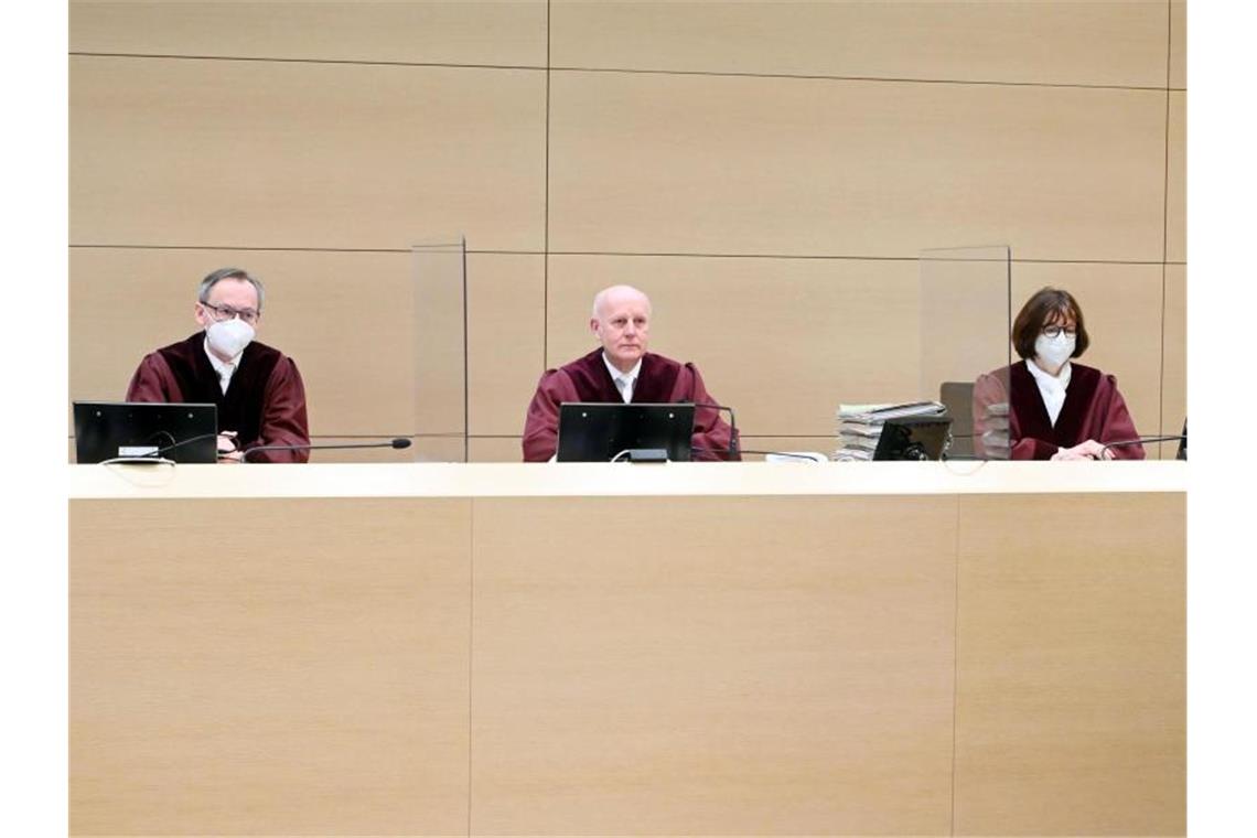 VW-Dieselskandal: Kein Restschadenersatz bei Gebrauchtwagen Claus Halfmeier (l-r), der Vorsitzende Richter Rüdiger Pamp und Dagmar Sacher eröffnen die Verhandlung. Foto: Uli Deck/dpa