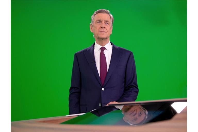 Claus Kleber konzentriert sich vor der Moderation seiner letzten "heute journal"-Sendung. Foto: Ralph Orlowski/ZDF/dpa